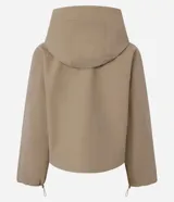 Campera corta color marrón claro, confeccionada en sarga de algodón y poliamida, con cuello alto, capucha y bolsillos delanteros con solapa. Tiene cierre frontal con botones a presión y mangas largas con puños elásticos.