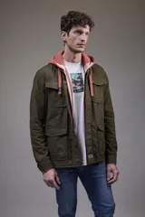 Camisa gruesa de gabardina color azul marino, con cuello clásico, cierre frontal con botones a presión, cuatro bolsillos frontales con solapa y puños abotonados.