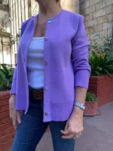 Cardigan tejido fino de lana color lila con botones al frente y mangas 3/4.
