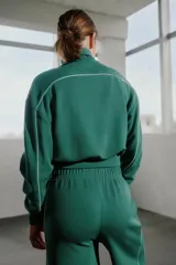 Pantalón deportivo verde de jersey pesado con tacto suave, vivos a contratono, bolsillos y logo estampado.