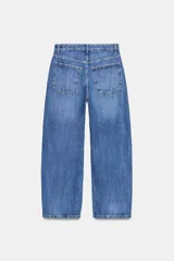 Jeans de tiro medio, estilo balloon baggy, color gris oscuro lavado. Presenta pierna muy ancha y largo completo, con aberturas sutiles en los bajos.