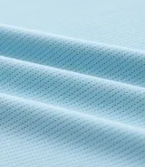 Musculosa deportiva de hombre, color celeste claro, corte regular y cuello redondo. Presenta un logo estampado en el pecho con la palabra "GAU" dentro de una figura ovalada. En el cuello tiene un texto repetido que dice "BETTER EACH DAY".