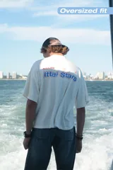 Camiseta celeste con estampado frontal y trasero con el texto "Ittai Stars" en color rojo y azul.