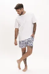 Short de baño color verde oscuro o negro con diseño texturizado o estampado sutil en franjas horizontales y detalles perforados. Posee cordón de ajuste trenzado en la cintura.