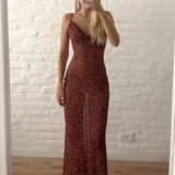 Vestido largo de microtul con estampado animal print en tonos marrones.