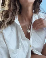 Collar plateado con cadena de eslabones y dije circular texturizado.