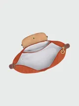 Mochila Longchamp modelo Le Pliage Original M, color verde con detalles en cuero marrón.