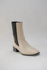 Botas de cuero rojas con elástico negro en los laterales, punta cuadrada y taco bajo.