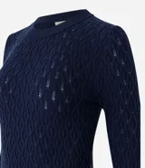 Sweater azul marino de punto con textura de ondas, cuello redondo y mangas largas.