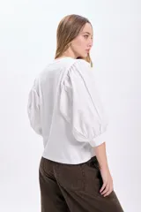 Remera blanca de algodón con mangas cortas abullonadas de popelina.