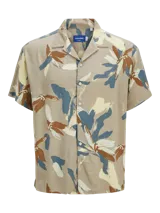 Camisa de manga corta con estampado de hojas en tonos beige, azul y marrón. Tiene cuello resort, cierre con botones y corte relajado.