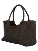 Bolso tipo tote de mimbre trenzado color marrón oscuro, con doble asa superior y parche de cuero con logo de la marca en el frente.