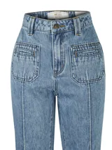 Pantalón de jean azul de tiro alto, corte bootcut y bolsillos delanteros con costuras decorativas.