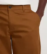 Pantalón de hombre de sarga color gris oscuro, de corte recto, con cintura con trabilla, cierre tradicional y bolsillos.