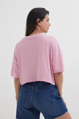 Remera color beige, de corte cropped y estilo oversized.