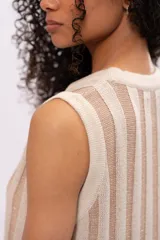 Vestido largo de punto a rayas verticales color beige y marrón claro, de corte suelto y sin mangas.