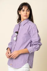 Camisa de manga larga a rayas verticales color violeta y blanco, con cuello clásico y corte recto.
