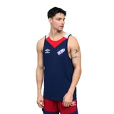 Musculosa deportiva Umbro para hombre, inspirada en el Club Nacional de Football. Diseño en color azul marino con cuello en V y detalles en rojo y blanco en el escote y tirantes. Incluye el logo Umbro y el escudo del club.