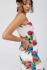 Top blanco con estampado de flores en tonos rosa, azul, verde y naranja.