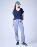 Poncho de cashmere cepillada con cuello en V, corte oversize, sin mangas, acabados acanalados y aberturas laterales.