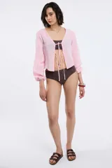 Camisa marrón de manga larga con lazo en el frente.