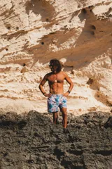 Short de baño para hombre con elástico en la cintura, tres bolsillos (dos laterales y uno trasero), tela de secado rápido con doble costura de seguridad e interior con mesh hipoalergénico.