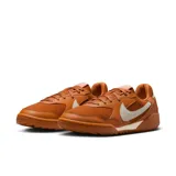 Championes urbanos Nike Terra Manta color marrón con detalles en blanco.