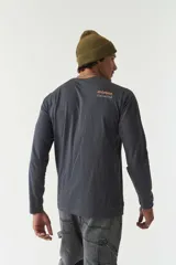 Remera manga larga gris oscuro con cuello redondo y estampado en el pecho con la frase "Lost Minds Unlimited Freedom".