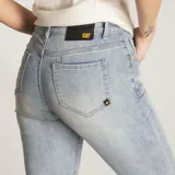 Pantalón de jean gris oscuro, corte skinny y tiro medio.