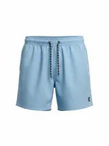 Short de baño celeste liso con cintura elástica ajustable con cordón.