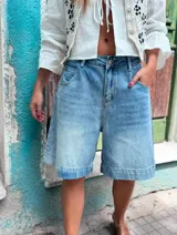 Bermuda de jean celeste, corte ancho y largo a la rodilla.