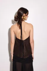 Top reversible color cobre con breteles finos que se cruzan en el frente, corte holgado y diseño fluido.