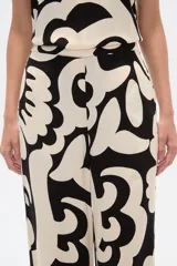 Pantalón de viscosa con estampado abstracto en blanco y negro, de corte ancho y tiro alto.