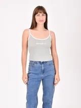 Musculosa gris con breteles finos y bordado de un cangrejo rojo en el pecho.