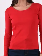 Remera básica de manga larga en color gris melange, con cuello redondo y calce entallado.