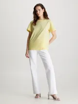 Remera amarilla de algodón con logo de Calvin Klein bordado en el centro del pecho.