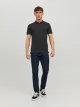 Chomba negra de piqué con cuello clásico, manga corta y calce slim fit.