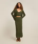 Pollera recta long midi color verde militar, con cintura elástica y confeccionada en tejido de punto con mix de puntos.