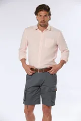 Bermuda cargo color caqui confeccionada en 98% algodón y 2% spandex.