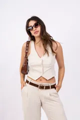 Chaleco celeste con botones, sin mangas y corte crop.