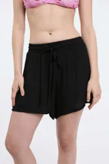 Short color beige de tela arrugada con cintura elástica y cordón ajustable.