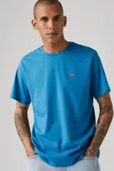 Remera azul de algodón con logo de Levi's bordado en el pecho.