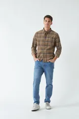 Camisa de pana a cuadros azul marino y rojo, de manga larga, con fit regular, cartera con botones y bolsillos con botones.