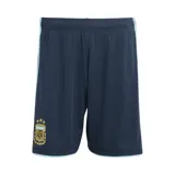 Short de fútbol Adidas de la selección Argentina, modelo 26, color azul marino con detalles celestes. Presenta el escudo de la AFA bordado en la pierna izquierda y las tres tiras características de Adidas en los laterales.