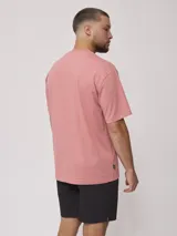 Remera negra de corte holgado confeccionada en algodón.