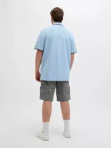 Short cargo gris de Jack & Jones, corte relajado, tiro medio, bolsillos cargo laterales, bolsillos traseros y cierre con cremallera.