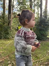 Sweater tejido a mano con doble hilado de lana merino color marrón, blanco y verde.