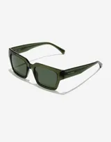 Lentes de sol unisex Hawkers X Pierre Gasly, con montura cuadrada color verde oscuro y lentes polarizadas color verde oscuro.