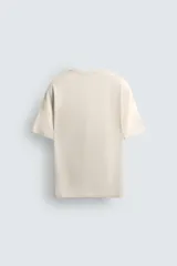 Camiseta verde oscuro de corte regular fit, cuello redondo y manga corta. Confeccionada en tejido de algodón con acabado mercerizado.