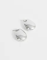 Aros tipo argolla dorados, estilo chunky.